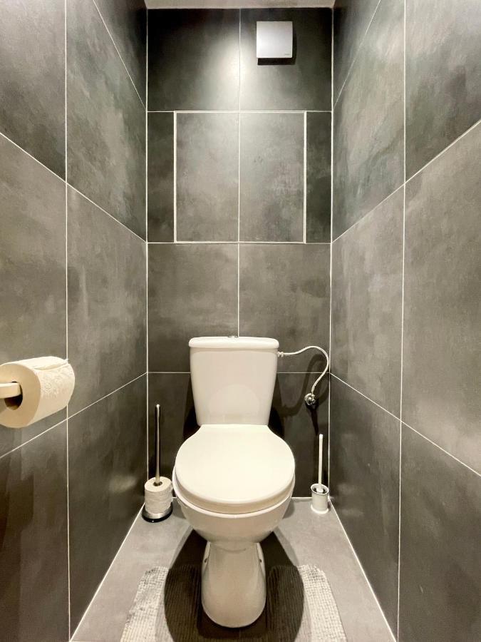 Cozy Self Check-In Apartment In Vibrant Ruzinov Area, Komarnicka 42, Pozsony Kültér fotó