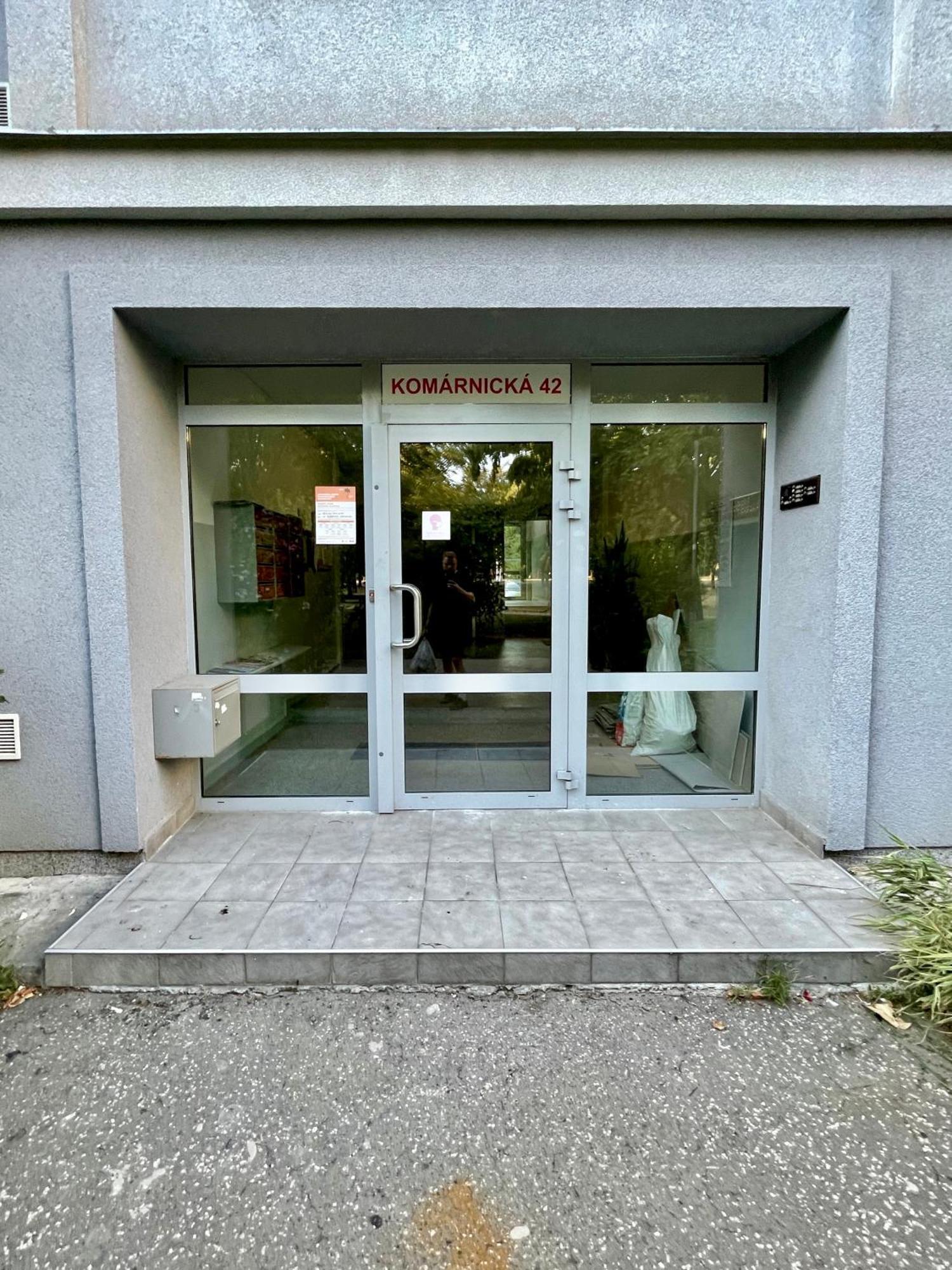 Cozy Self Check-In Apartment In Vibrant Ruzinov Area, Komarnicka 42, Pozsony Kültér fotó