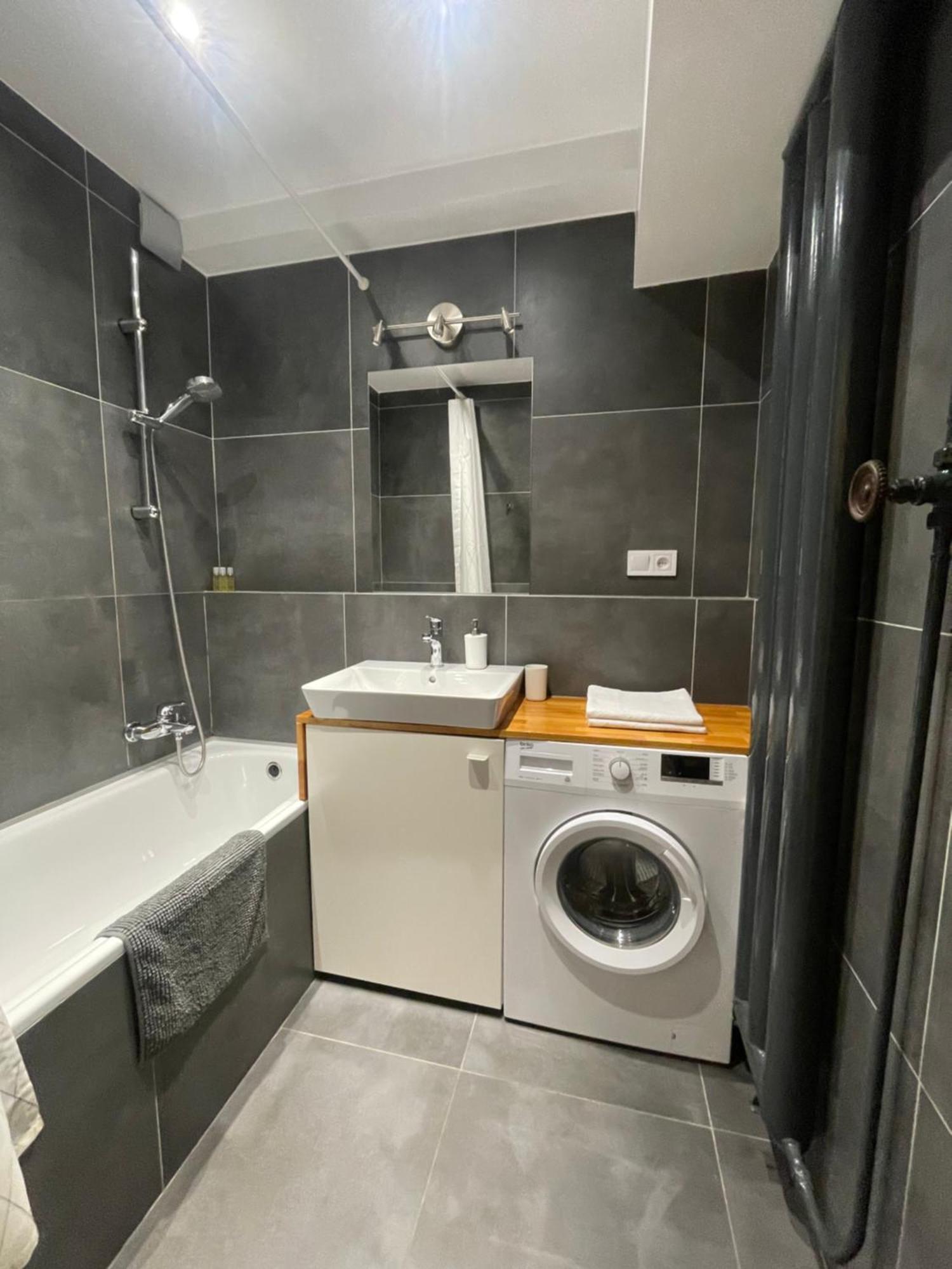 Cozy Self Check-In Apartment In Vibrant Ruzinov Area, Komarnicka 42, Pozsony Kültér fotó