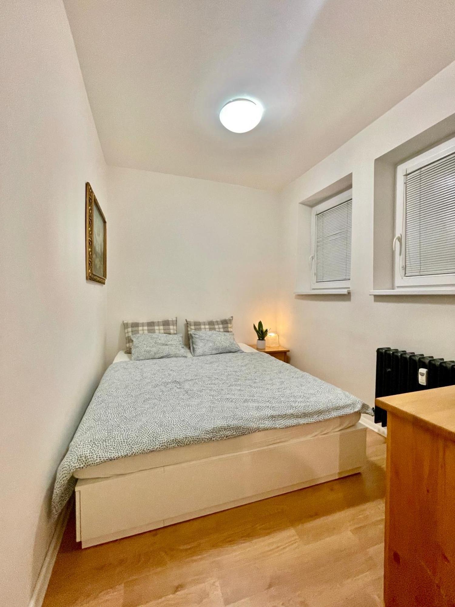 Cozy Self Check-In Apartment In Vibrant Ruzinov Area, Komarnicka 42, Pozsony Kültér fotó